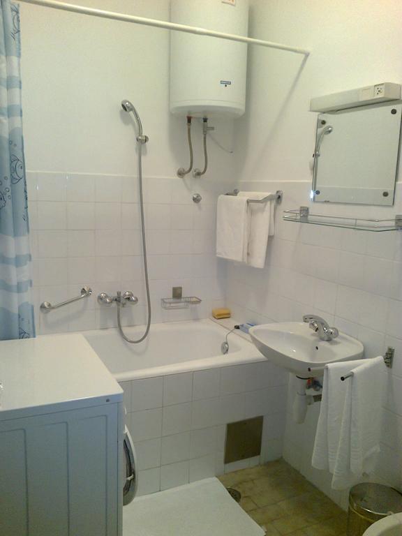 Apartment A1 Dugi Rat Bilik gambar