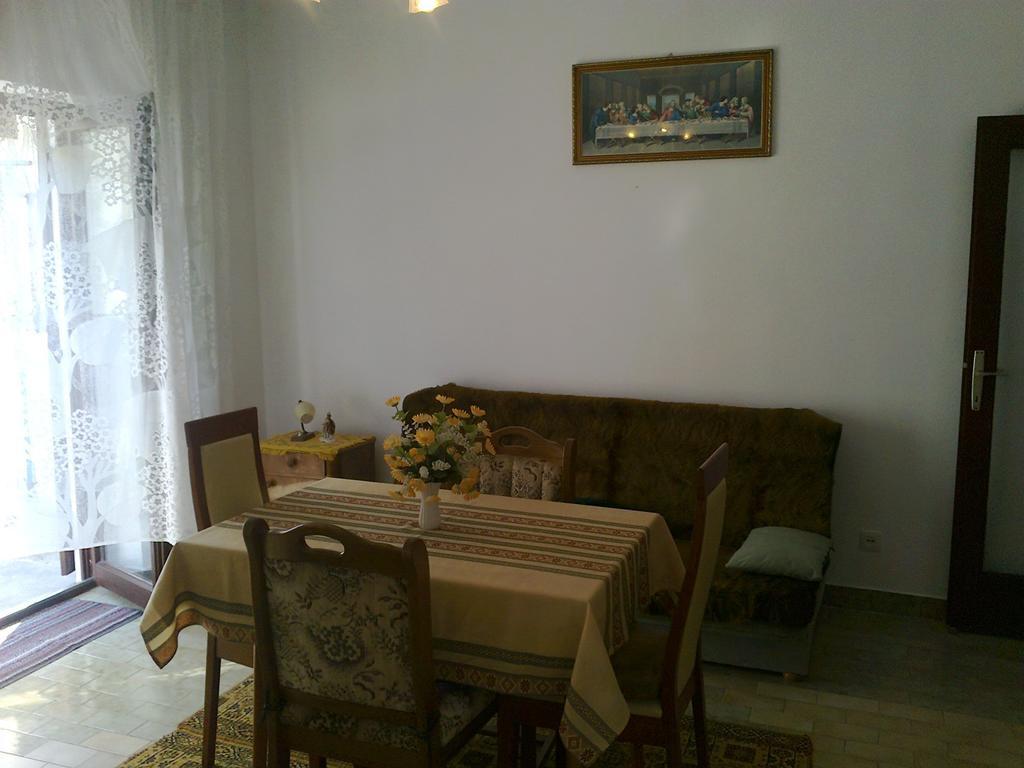 Apartment A1 Dugi Rat Bilik gambar